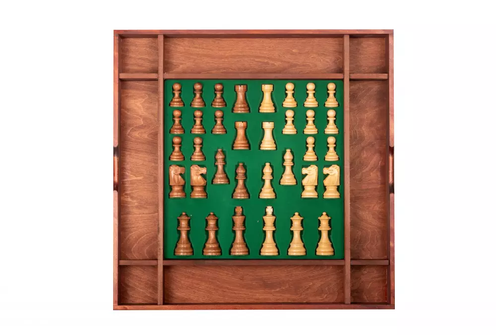 Drewniana kasetka z przegródkami na figury szachowe